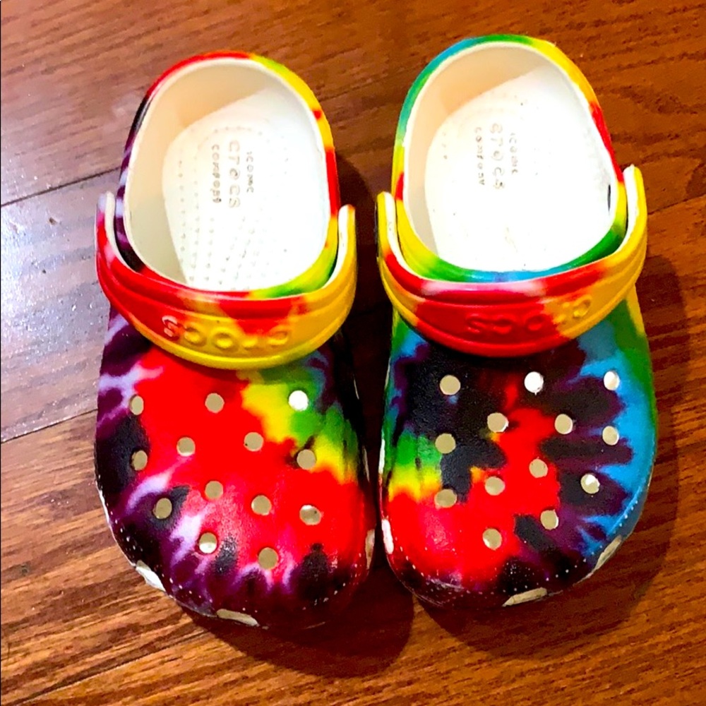 Tie-dye 🌈 Crocs